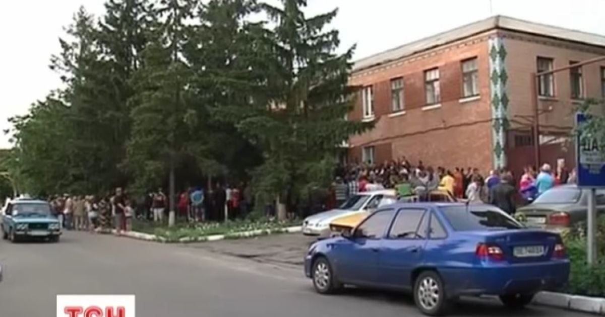 Райвідділ міліції у Врадіївці досі оточений людьми