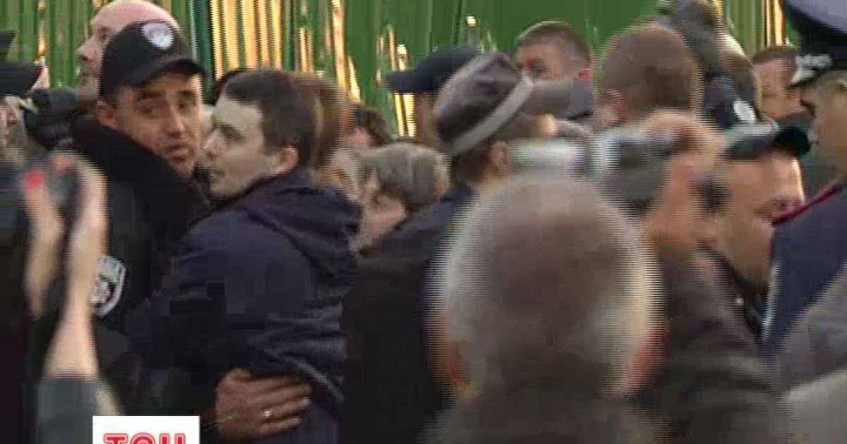 Кияни повалили паркан будмайданчика римо-католицької церкви