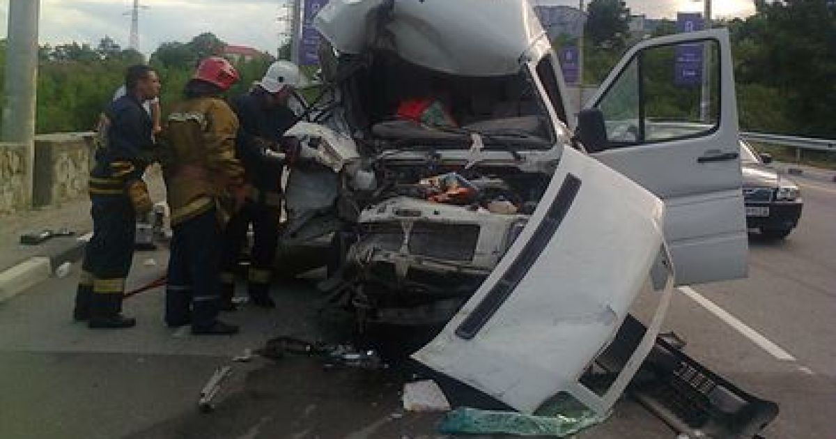 Після аварії жінку довелось вирізати з металу