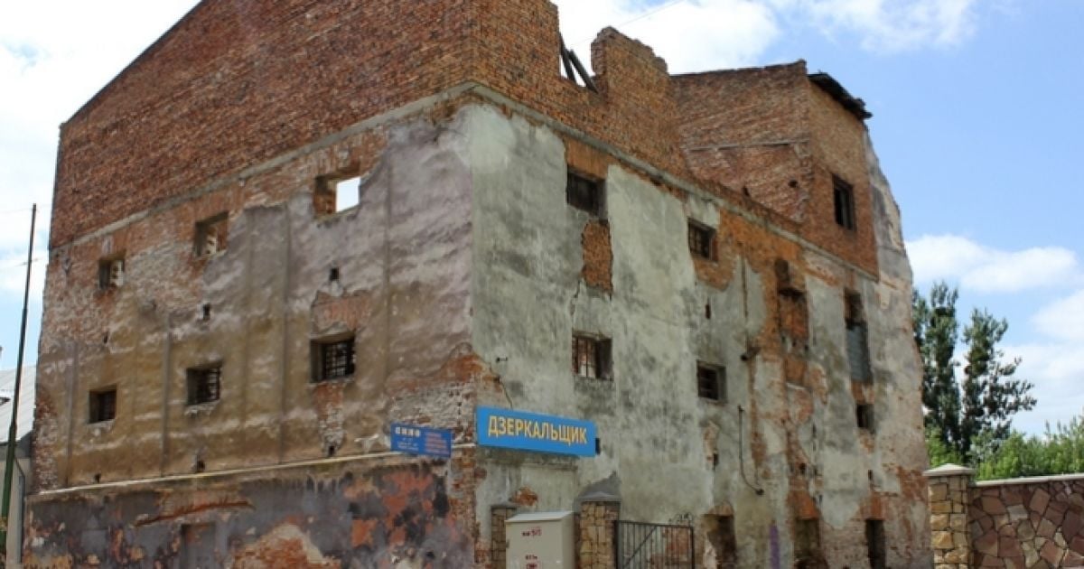 Львів стоїть у руїнах