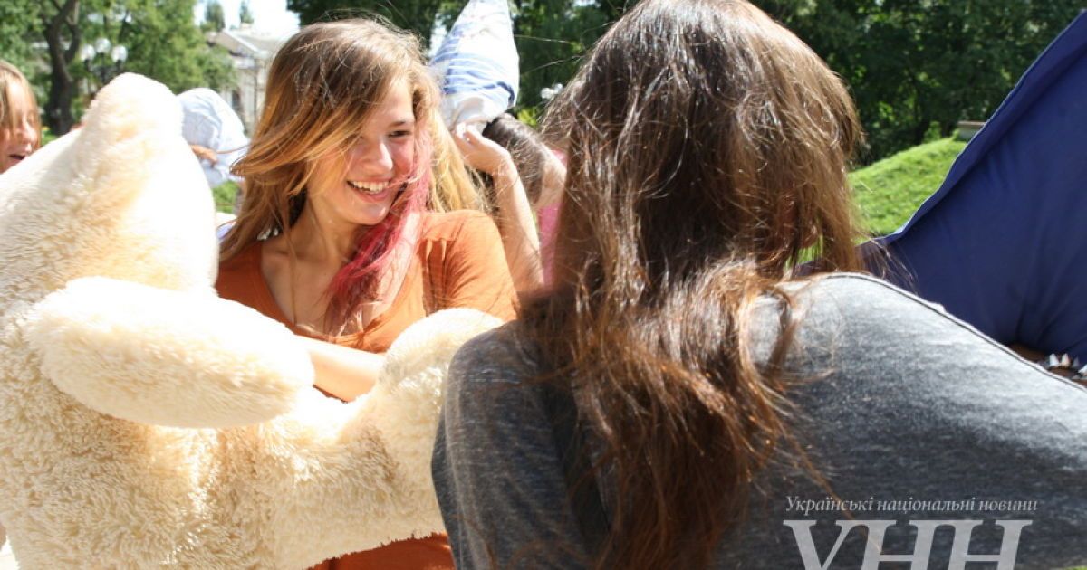 У парку Шевченка відбулася битва на подушках / © УНН