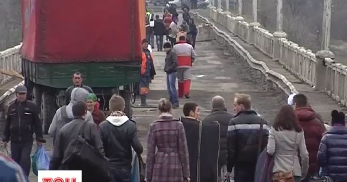 Людям доводиться пішки йти аварійним мостом