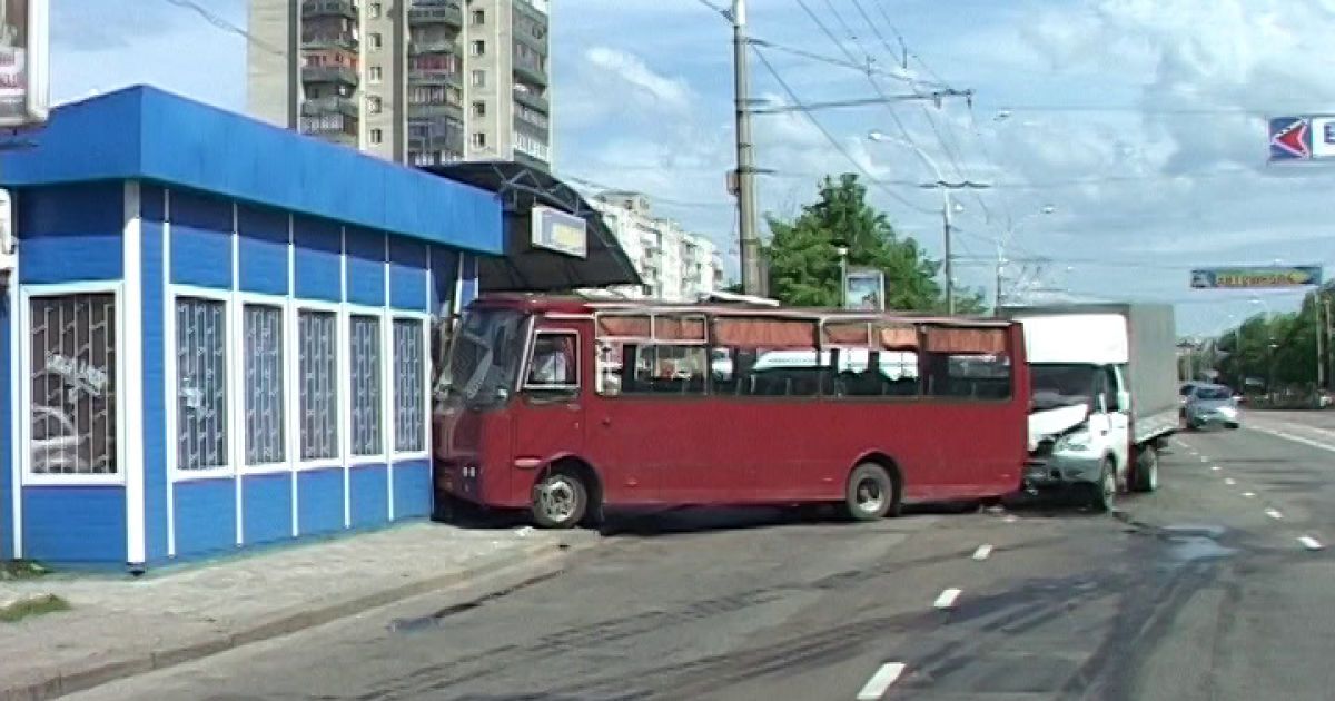 У Сумах "ГАЗель" штовхнула автобус на зупинку