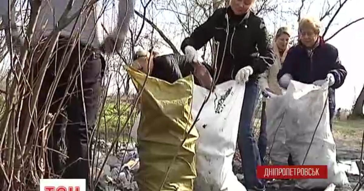 Українці відгукнулися на заклик "Приватбанку" та вийшли на суботник