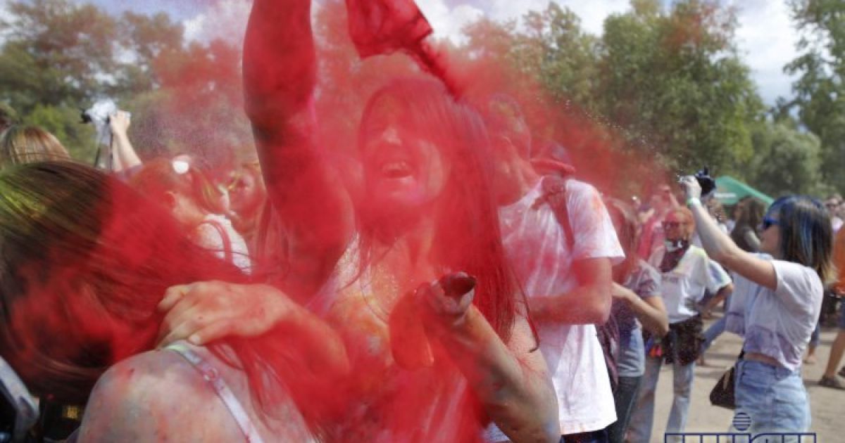 Кияни кидали один в одного фарбою / © УНІАН