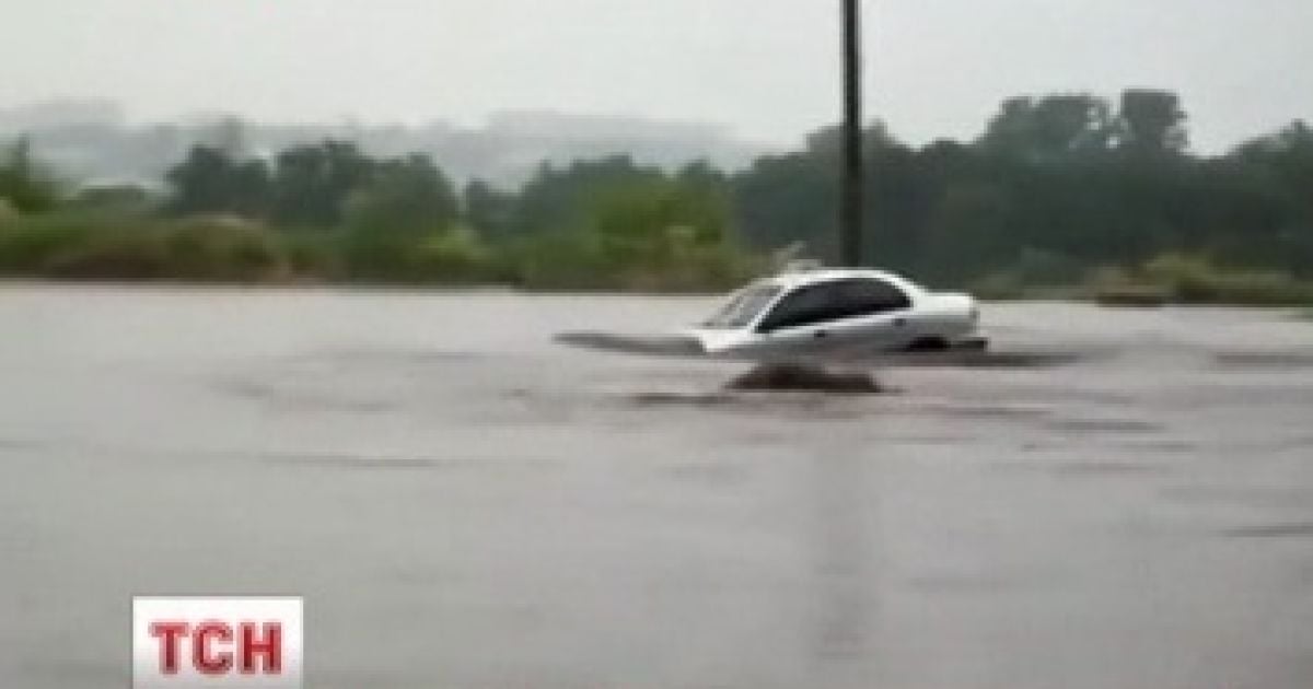 У затопленому місті машини перетворилися на підводні човни