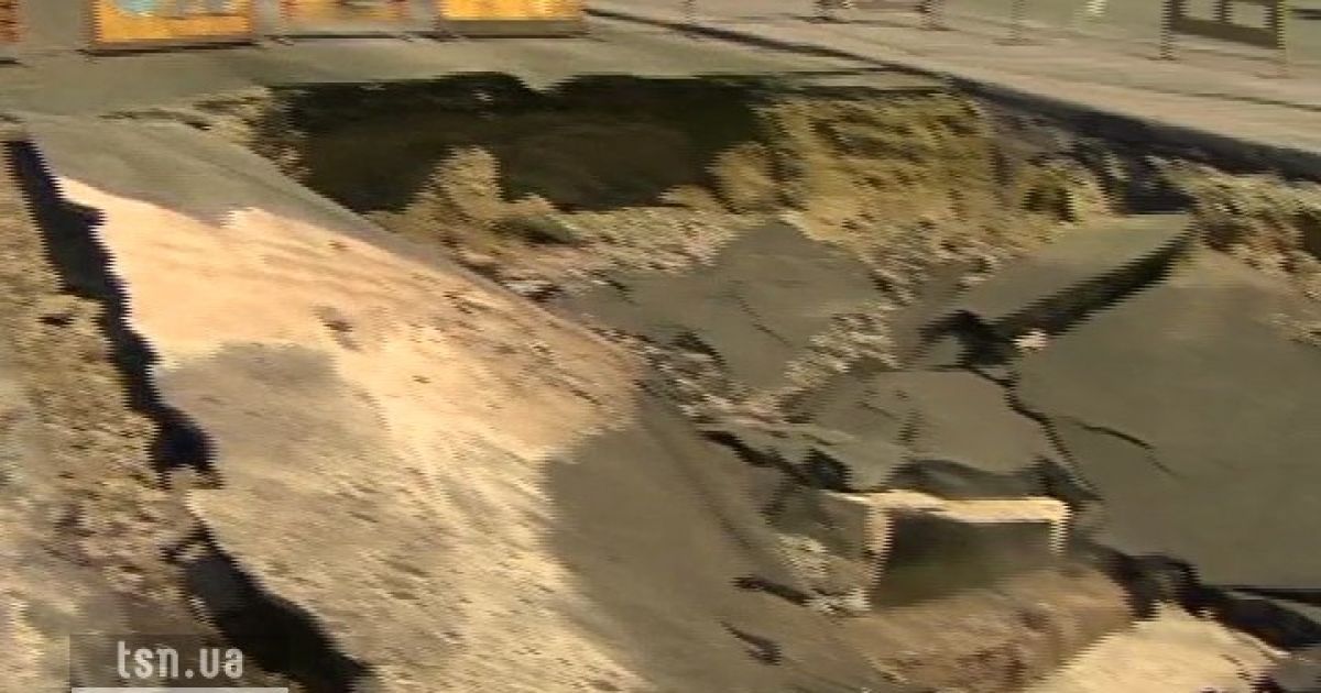 Величезну діру обіцяють залатати до завтра