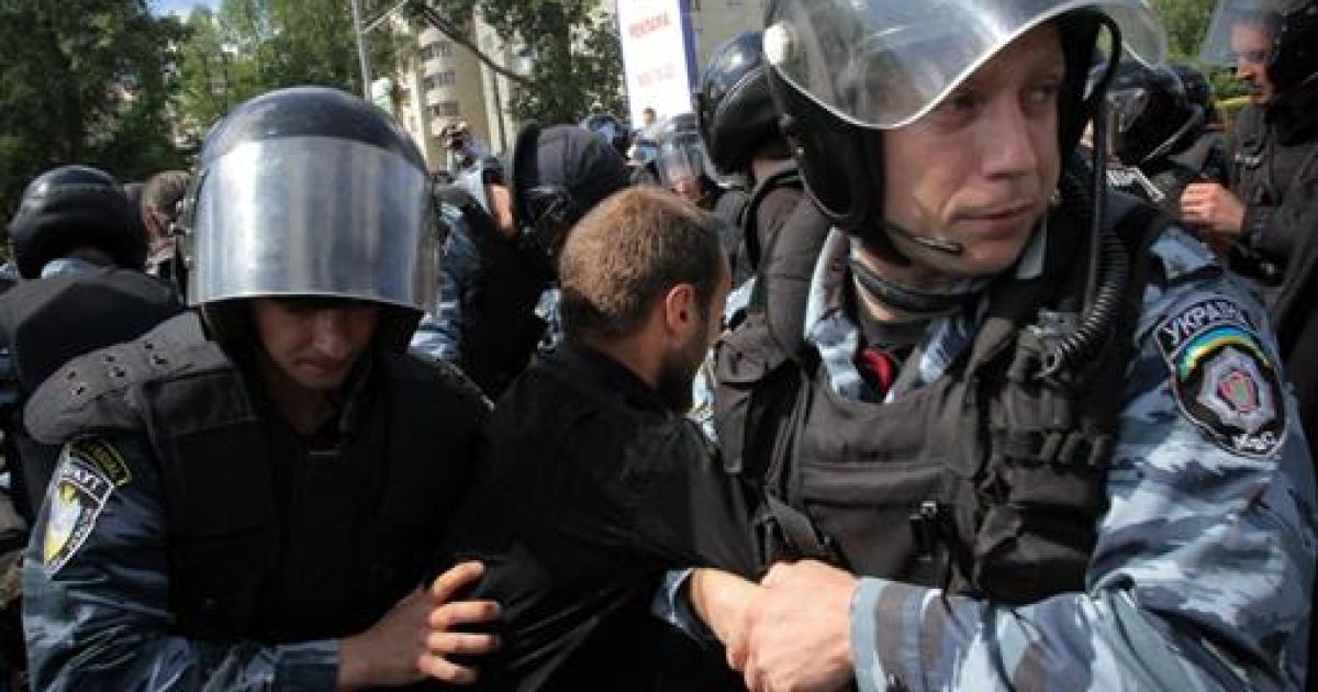 Противники гей-параду усіляко намагалися його зірвати / © Комсомольская правда в Украине