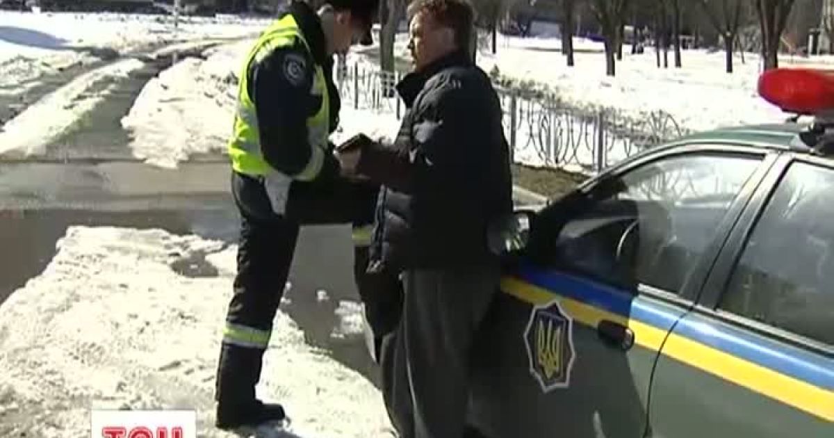 Кияни захищають власні двори від вантажівок зі снігом