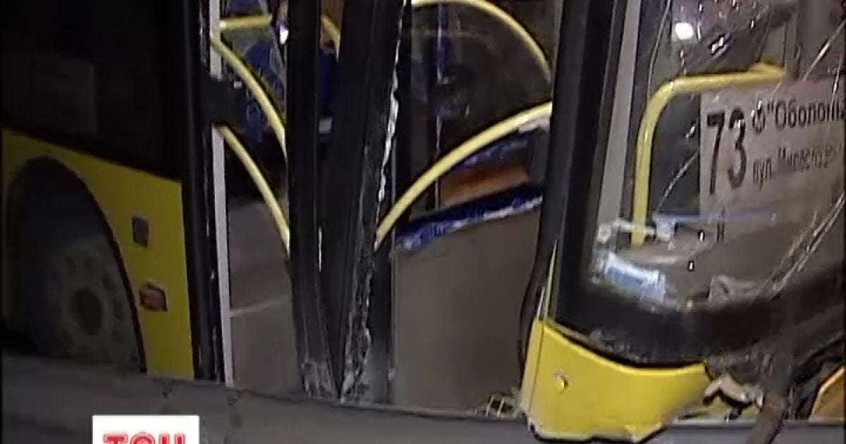 Повний пасажирів автобус ледь не злетів з моста