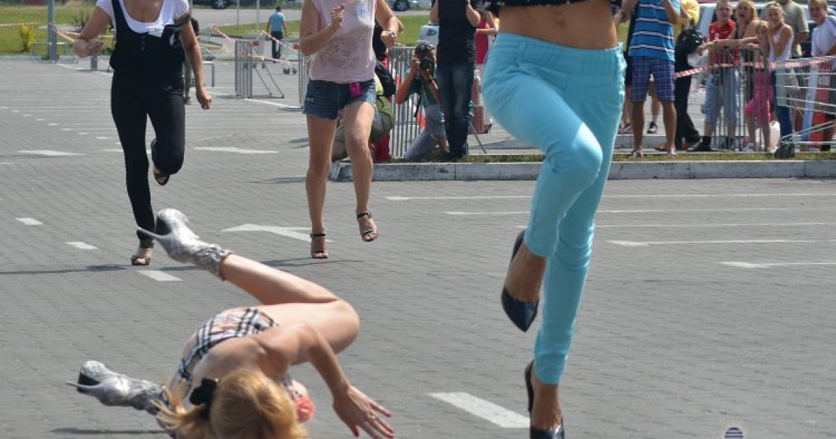 Дівчата та хлопці ганяли Львовом на височенних підборах / © УНІАН