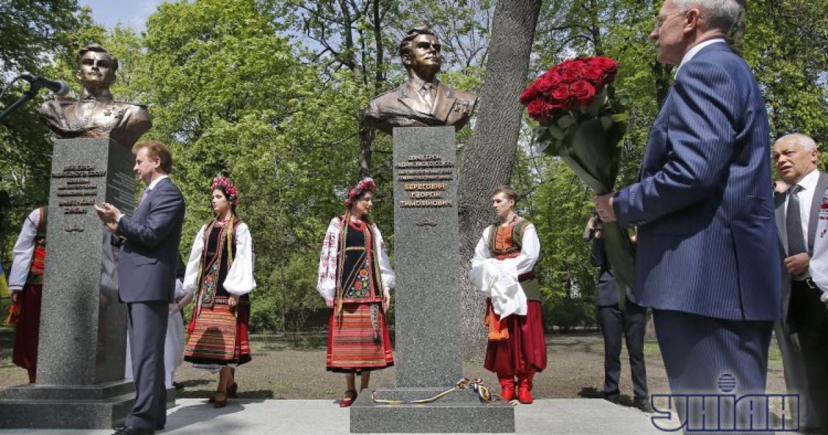 У Києві поставили пам'ятники героям СРСР / © УНІАН