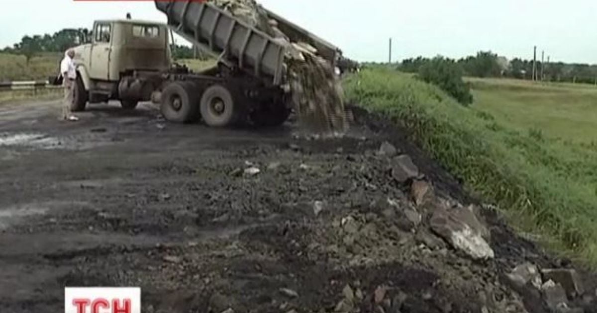 За добу схил біля траси укріпили гранітним насипом