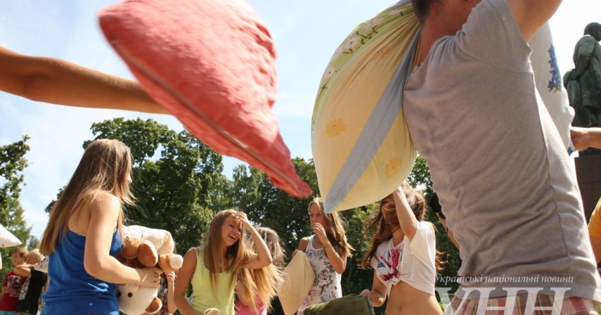 У парку Шевченка відбулася битва на подушках / © УНН