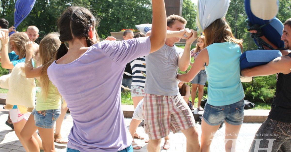 У парку Шевченка відбулася битва на подушках / © УНН