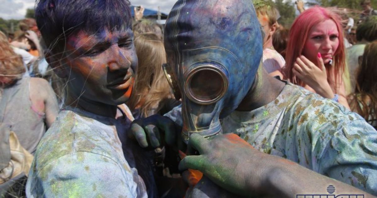 Кияни кидали один в одного фарбою / © УНІАН