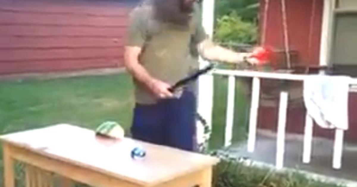 П'яний хлопець порубав собі руку мечем.