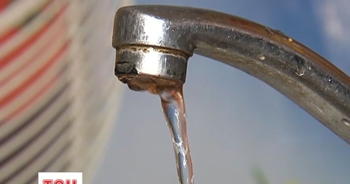 У селі Маслівка на Київщині з-під крану тече руда вода.