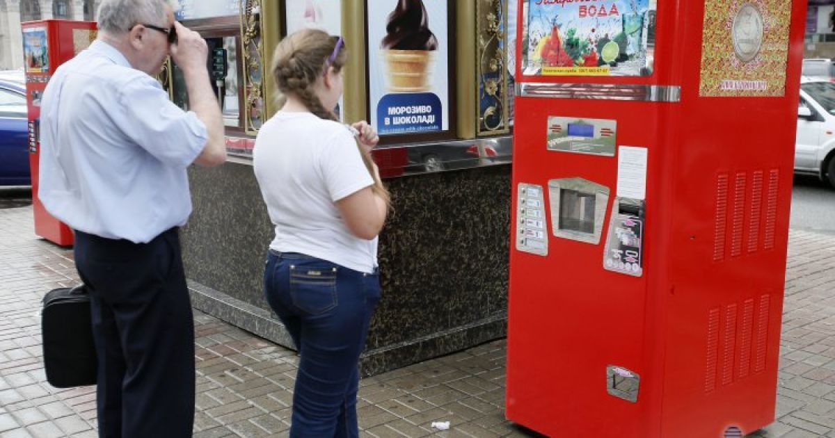 У центрі Києва встановили червоні автомати з газованою водою / © УНІАН