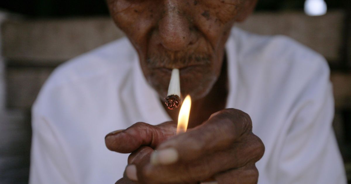 Стати курцем легше серед військових і освічених людей.