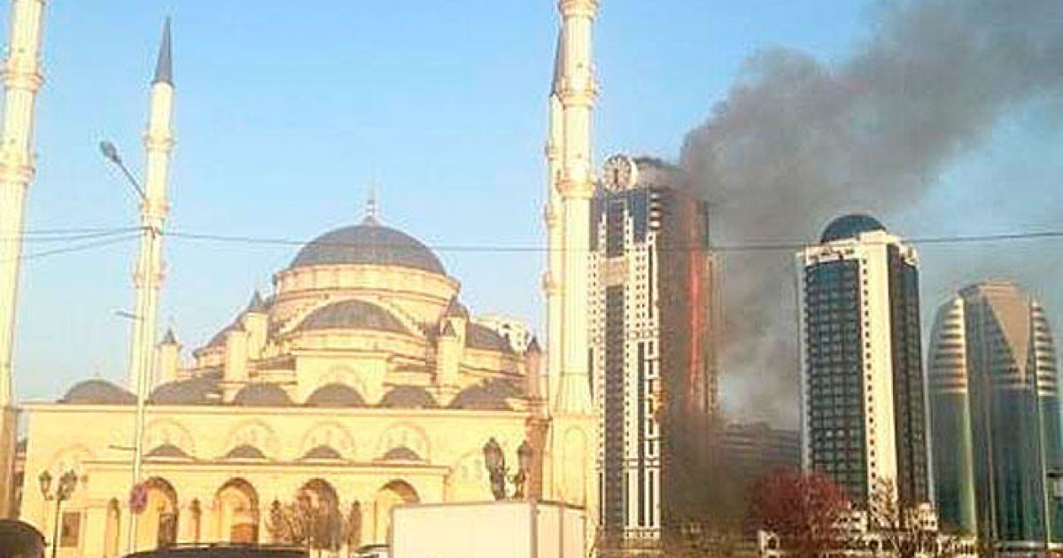 У Центрі Грозного палає елітна багатоповерхівка / © Блог Іллі Варламова