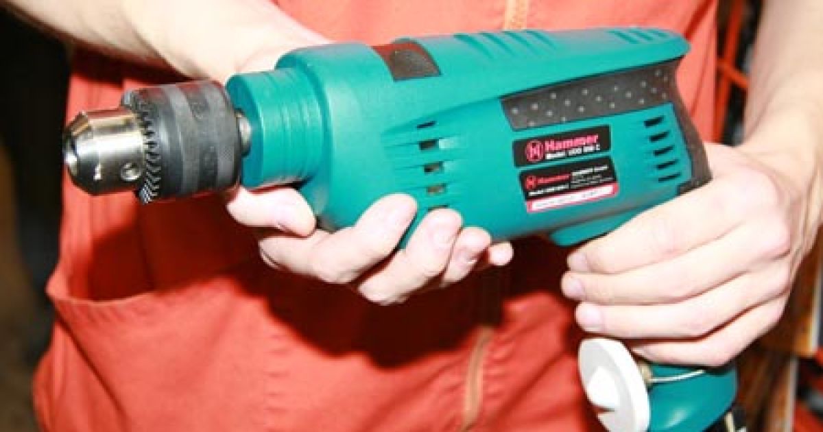 Хірурги користувалися дрилями і плоскогубцями.