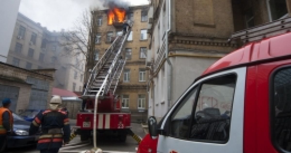 5 дорослих та 1 дитину вогнеборці вивели на свіже повітря