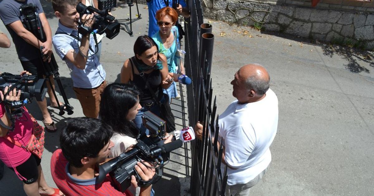 Журналістів не хотіли пускати на територію санаторію / © Facebook/Леонид Карпов