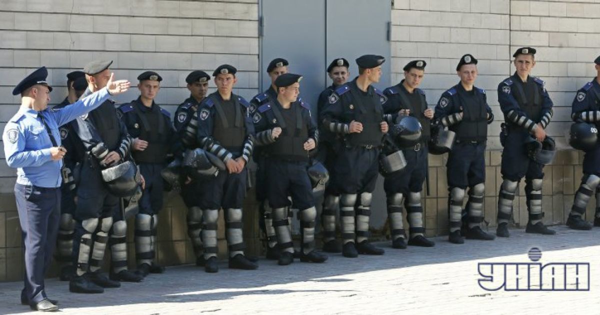 "Беркут" стримував людей під Київрадою / © УНІАН