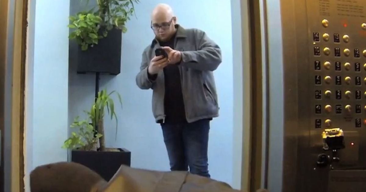 Перехожий став фотографувати процес вбивства в ліфті на телефон.