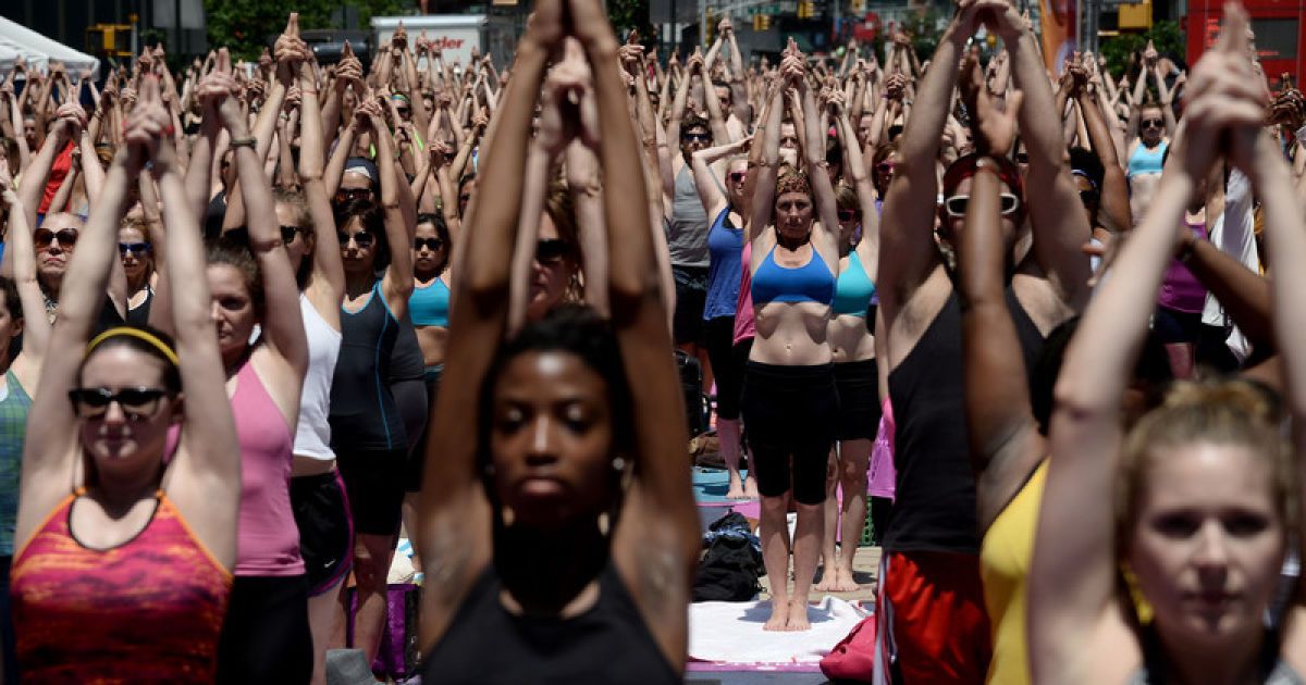 В центрі Манхеттена цілий день медитують йоги. / © Фото EPA/UPG