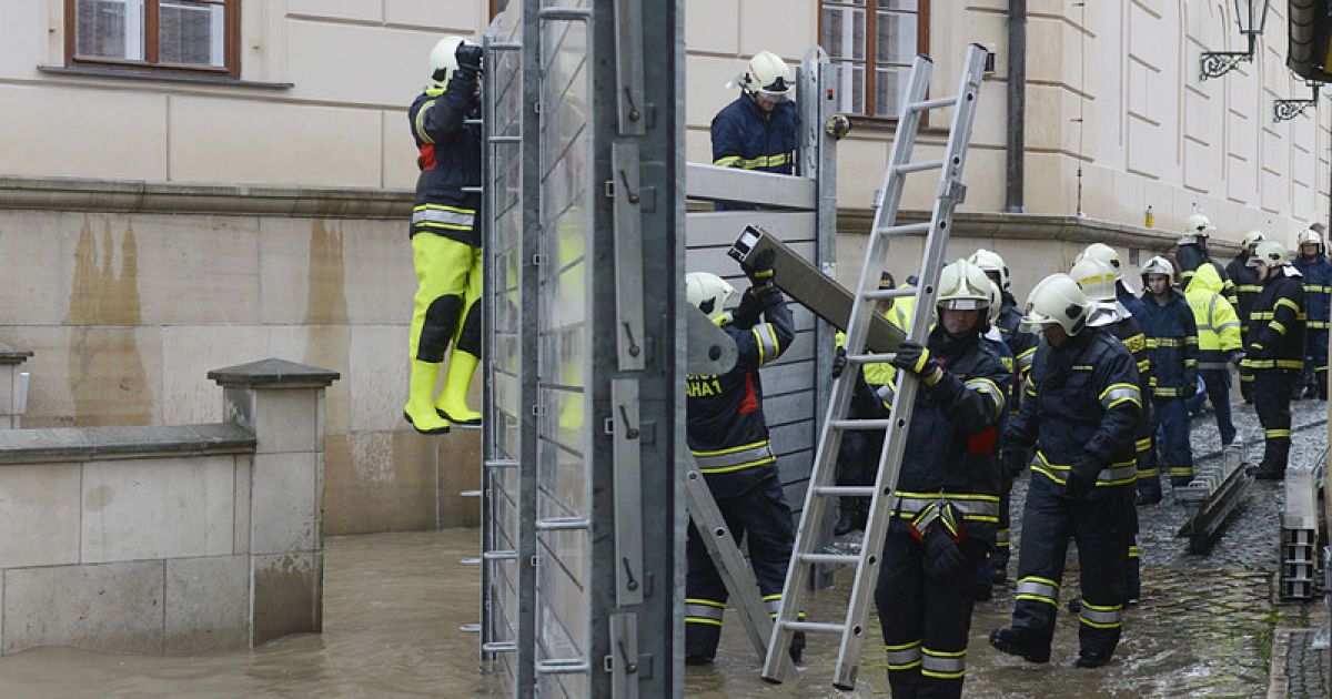 Рятувальники в центрі Праги будують бар'єри проти повені / © Фото EPA/UPG