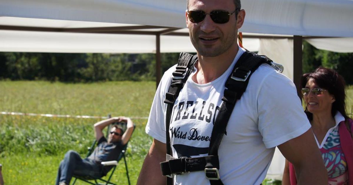 Віталій Кличко похизувався стрибком з парашутом з родиною / © rocketnews24