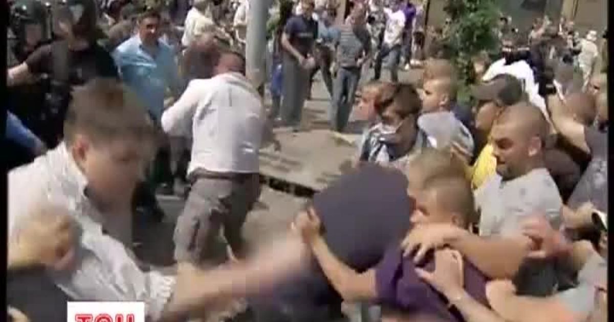 У Києві молодчики побили двох журналістів