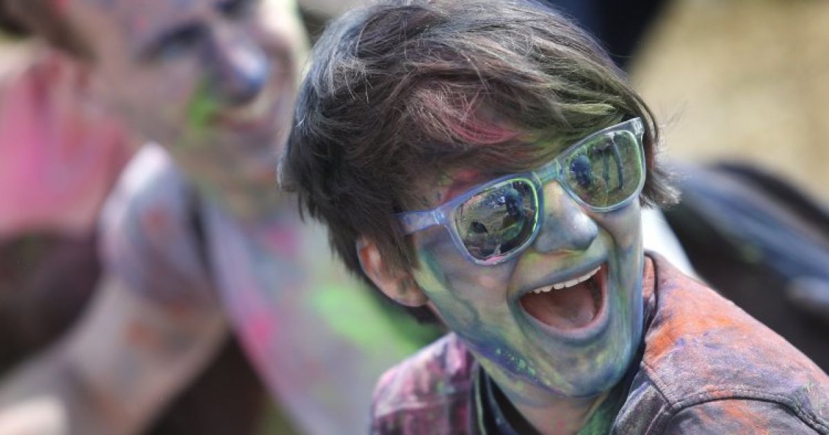 Кияни кидали один в одного фарбою / © УНІАН