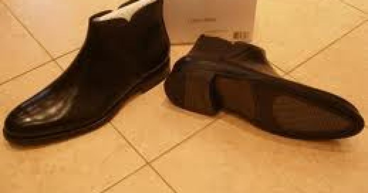 Троє чоловіків напали на суддю і відібрали черевики. Ілюстрація