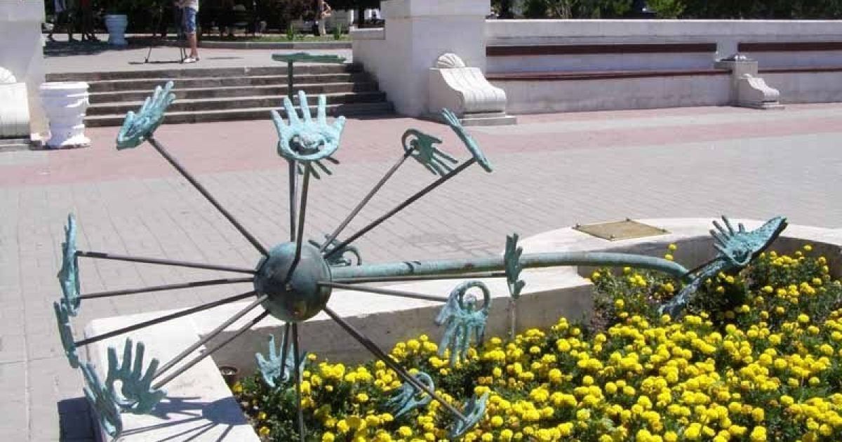 Бронзову кульбабу в центрі Севастополя все-таки зламали