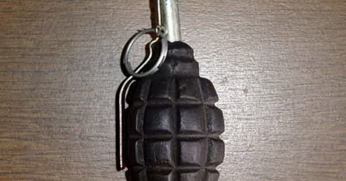 Чоловіки намагалися провезти гранату в вагоні метро