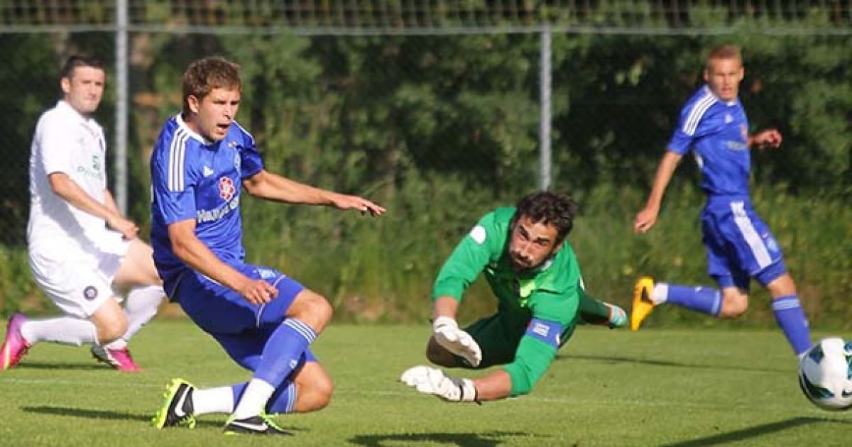 Артем Кравець забиває гол