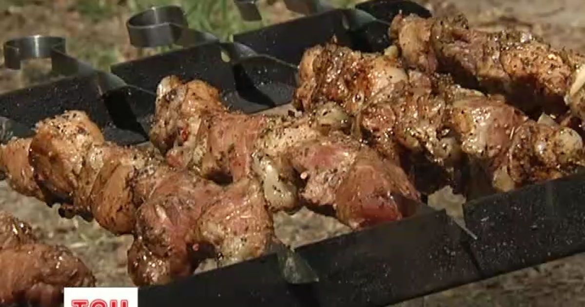 Кияни з ночі займають черги у лісі, або посмажити шашлик на свято