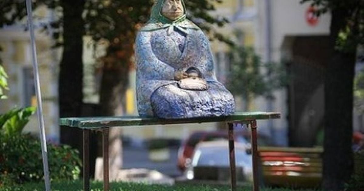 "Типова бабуся" без ніг.