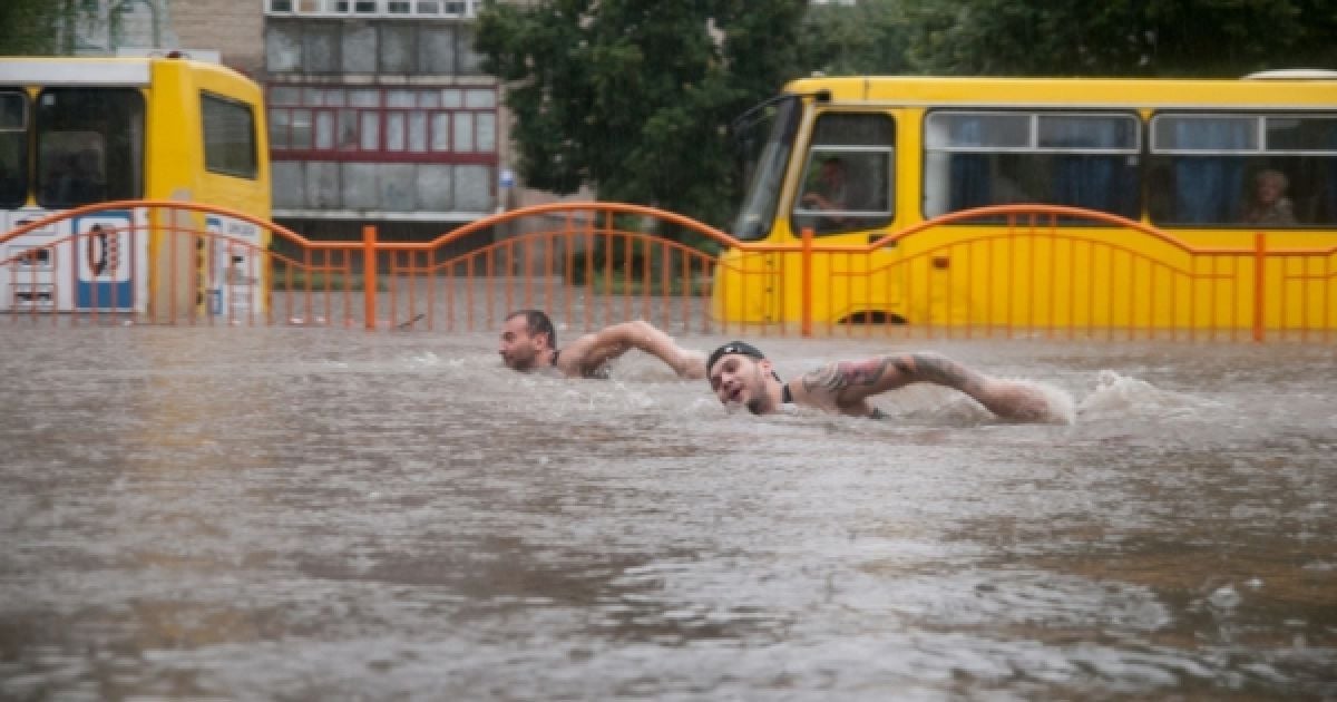 Городяни плавали вулицями міста наввипередки з автобусами