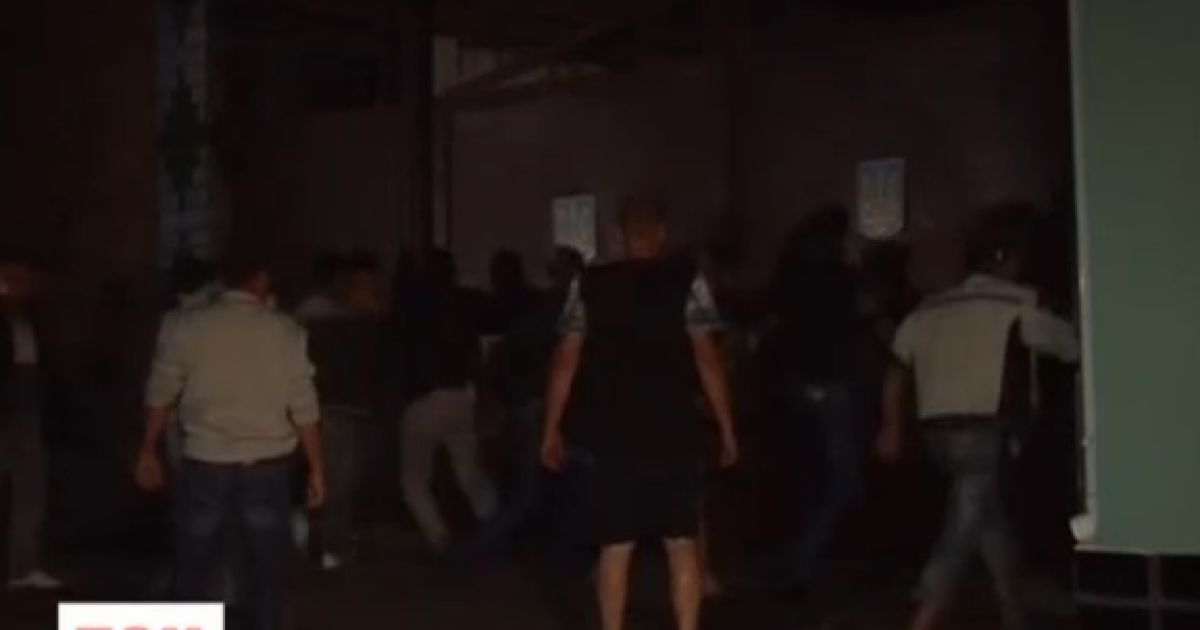 Розгнівані люди штурмували міліцію у Врадіївці