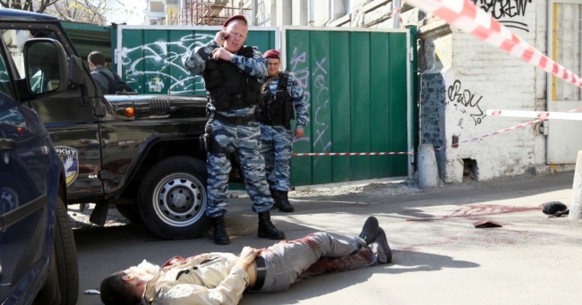 У центрі Києва закривавлений чоловік півгодини вмирав навпроти клініки