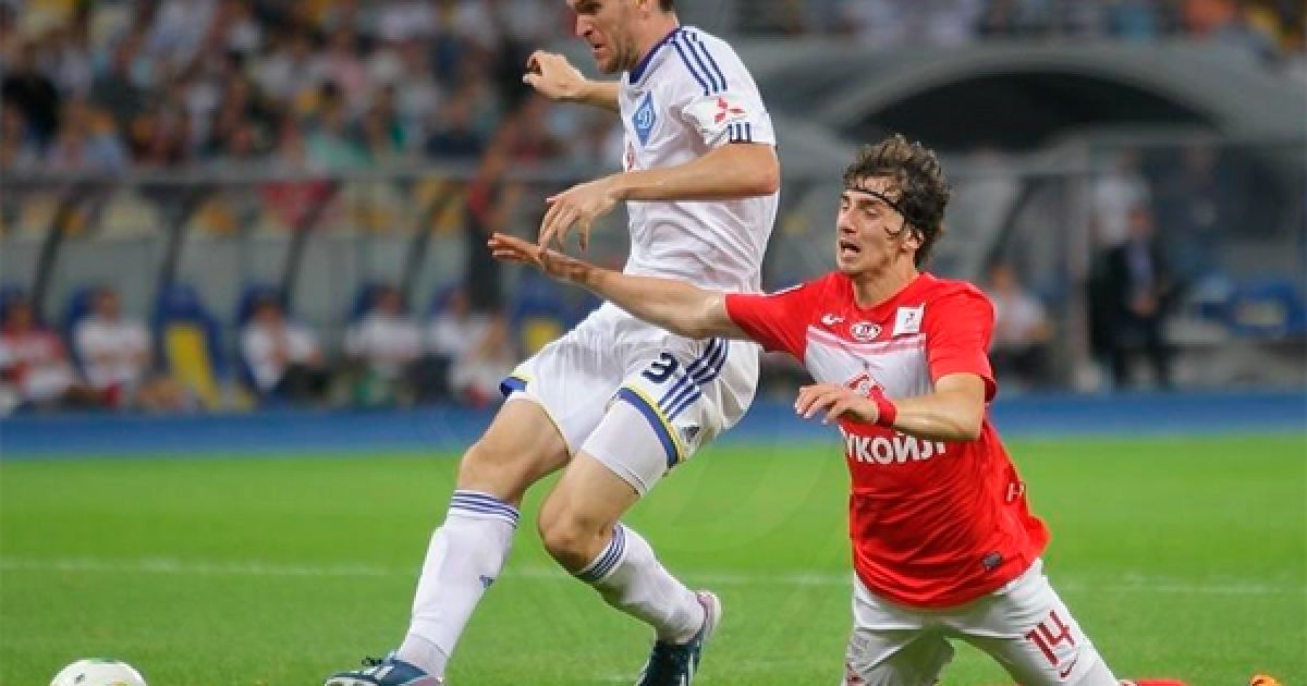 Селін випереджає нападника "Спартака" Яковлєва / © fcdynamo.kiev.ua