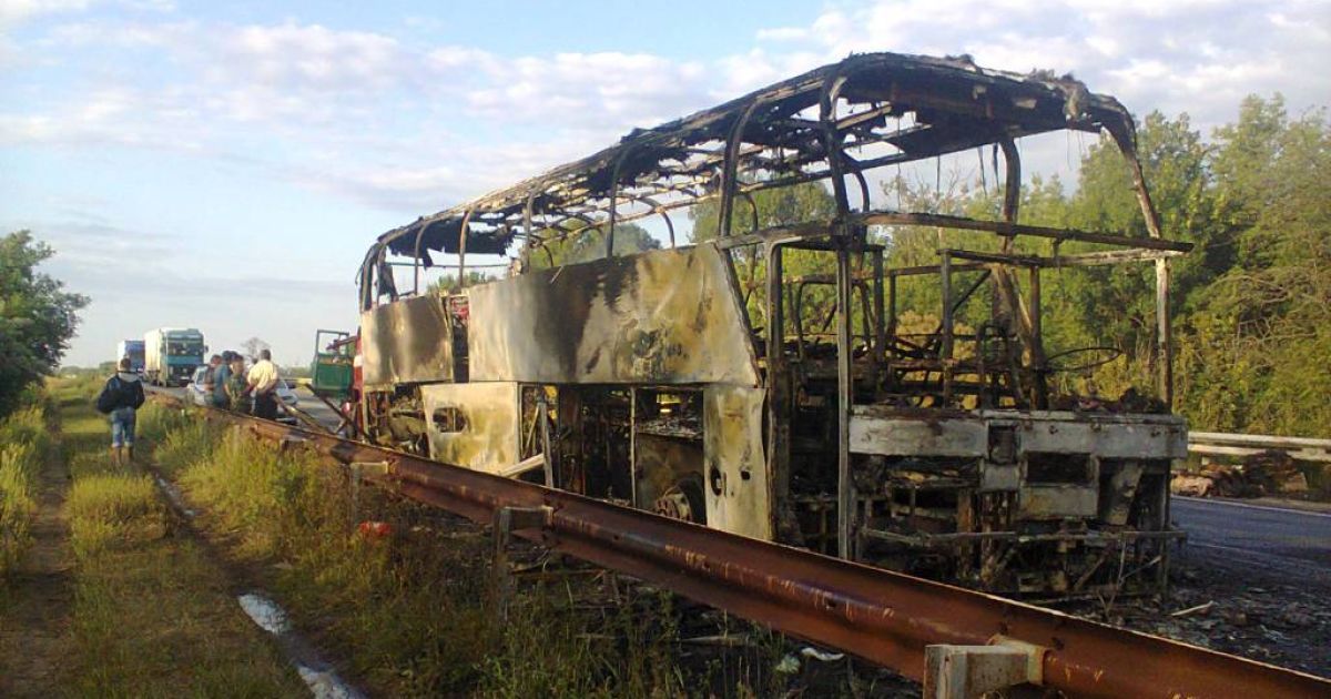 Автобус "Ялта-Дніпропетровськ" згорів на трасі на Запоріжжі