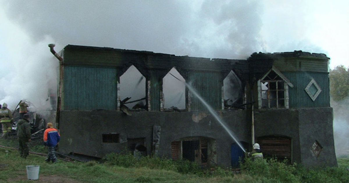 Дерев'яну будівлю швидко охопило полум'я