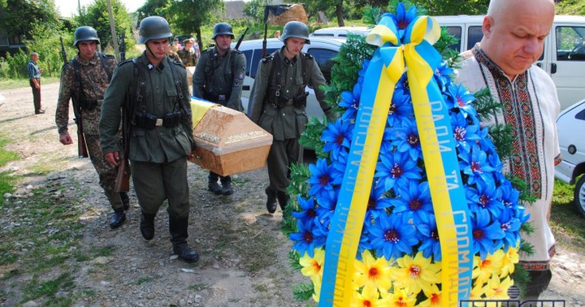 Перезахоронение воинов СС "Галичина". Архивное фото
