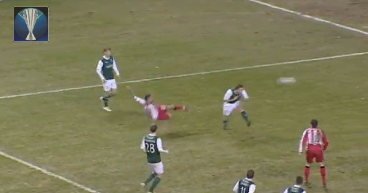 Справжній нефарт! Акробатичний трюк не допоміг футболісту забити гол (відео)