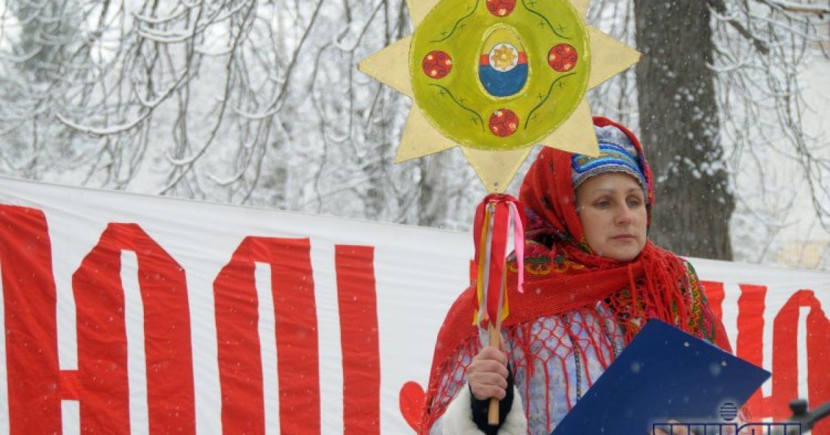 Під вікнами лікарні Тимошенко на свята збираються її прибічники / © УНІАН